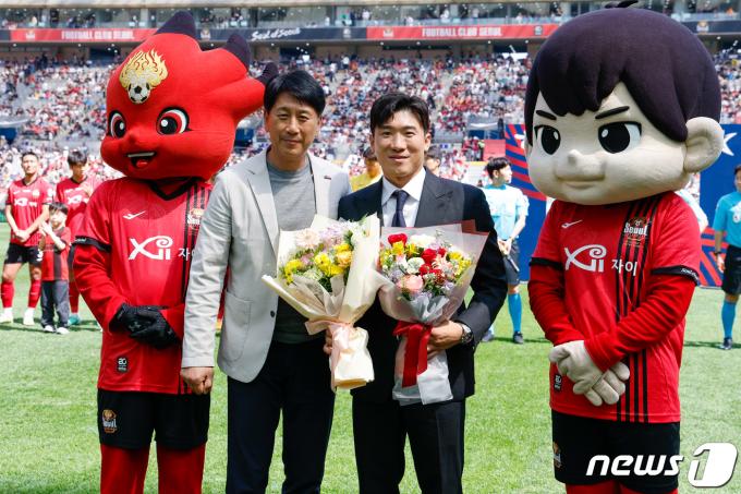 [사진] 박태하 감독에게 꽃다발 받는 고요한