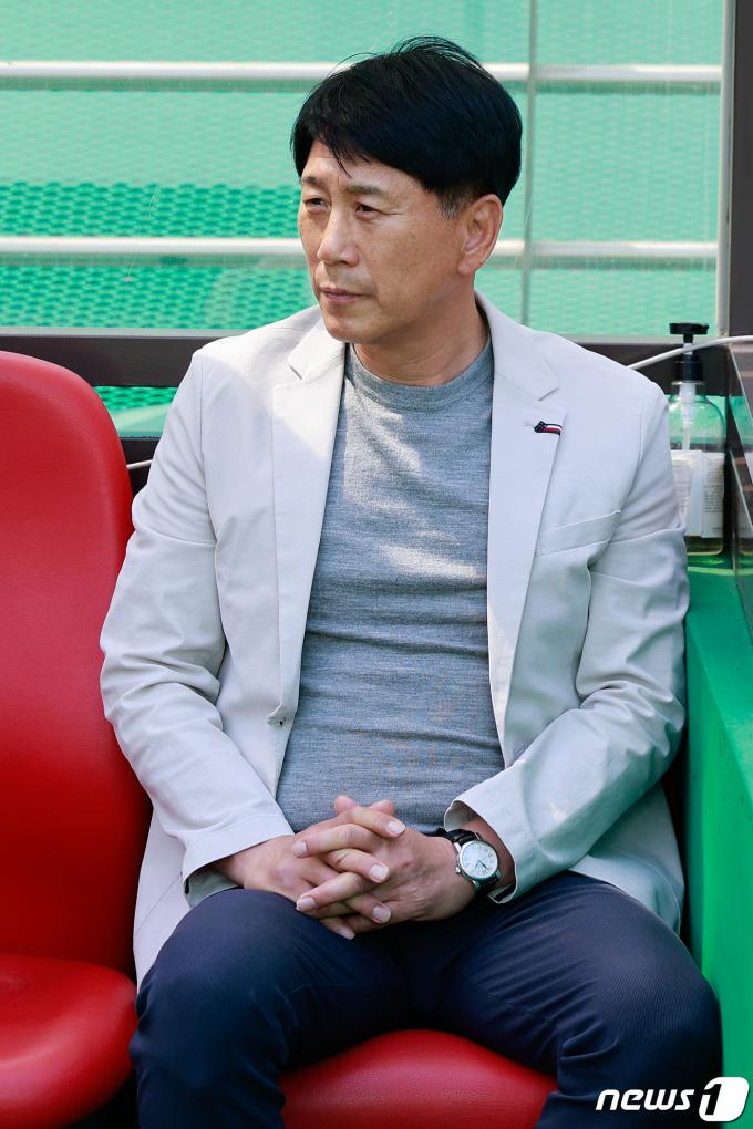 [사진] 그라운드 보는 박태하 감독