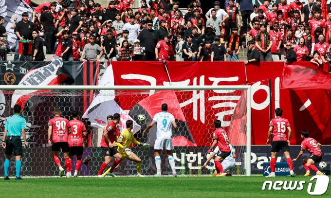 [사진] 포항 허용준, FC서울 문전 향해 첫 골
