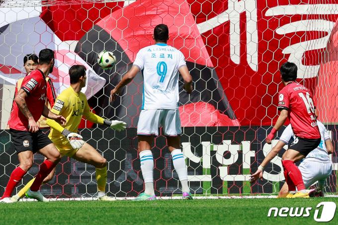 [사진] 포항 허용준, FC서울 문전 향해 첫 골