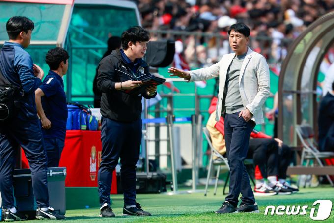 [사진] 작전지시하는 박태하 감독