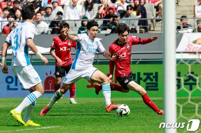 [사진] 손승범 '포항 골문을 향해'