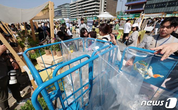[사진] '지구의 날을 앞두고'