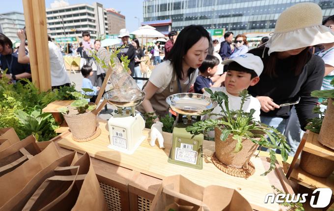 [사진] '재활용 쓰레기 반납하면 화분을 드려요'