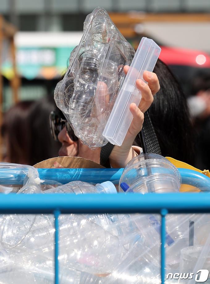 [사진] '플라스틱 사용 자제하고 지구 보호해요'