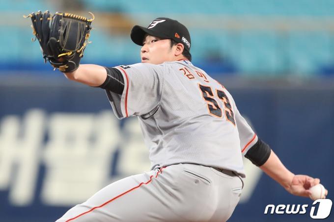 한화 이글스 투수 김민우가 13일 열린 KBO리그 대전 KIA 타이거즈전에서 팔꿈치 통증을 느껴 공 4개만 던지고 자진 강판했다. 뉴스1 DB ⓒ News1 공정식 기자