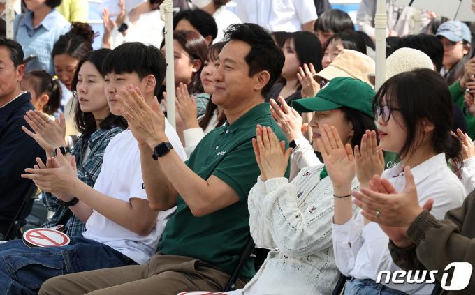 [사진] 박수치는 오세훈 서울시장