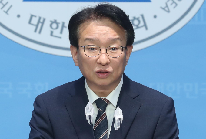 더불어민주당이 국무총리와 대통령 비서실장 등 후임 인선을 비판했다. 사진은 권칠승 더불어민주당 수석대변인./사진=뉴시스