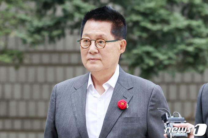 박지원 더불어민주당 국회의원 당선인(전남 해남군완도군진도군)이 12일 오전 서울 서초구 서울중앙지법에서 열린 '서해 공무원 피살 사건' 관련 공판에 출석하고 있다. 2024.4.12/뉴스1 ⓒ News1 민경석 기자