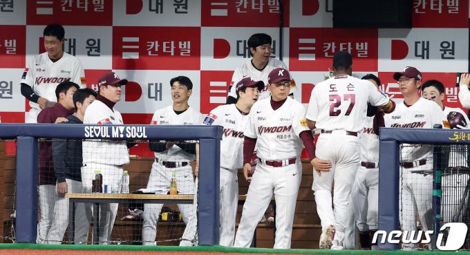 12일 오후 서울 고척스카이돔에서 열린 2024 신한은행 SOL뱅크 KBO리그 롯데 자이언츠와 키움 히어로즈의 경기, 4회말 2사 1루 키움 홍원기 감독이 도슨의 투런홈런을 축하하고 있다. 2024.4.12/뉴스1 ⓒ News1 이동해 기자