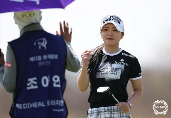 [사진] 버디 홀아웃으로 기뻐하는 조아연