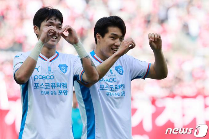 13일 오후 서울 마포구 월드컵경기장에서 열린 '프로축구 하나은행 K리그1 2024 7라운드' FC서울과 포항 스틸러스의 경기 후반전, 포항 이호재(오른쪽)가 팀의 두번째 골을 넣은 뒤 이동희와 세리머니를 하고 있다. 2024.4.13/뉴스1 ⓒ News1 안은나 기자