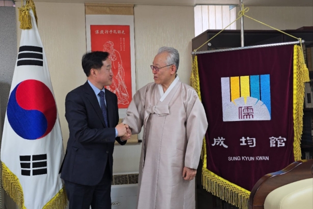 김준혁 더불어민주당 수원정 국회의원 당선자이 지난 12일 최종수 성균관장을 예방해 악수하는 모습. / 사진=김준혁 당선인 페이스북 캡처 