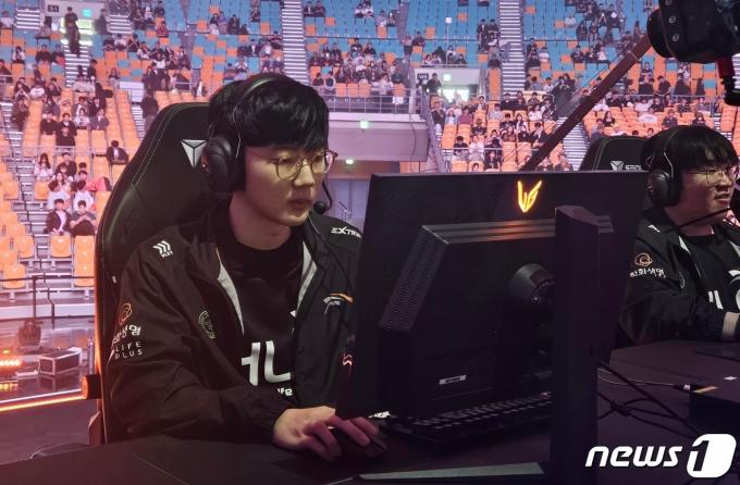 13일 서울 송파구 올림픽공원에 위치한 KSPO돔에서 열린 '2024 LCK 스프링 결승진출전' 경기 시작 전 '바이퍼' 박도현 선수가 장비를 조정하는 모습 2024.4.13/뉴스1 ⓒ News1 박소은 기자