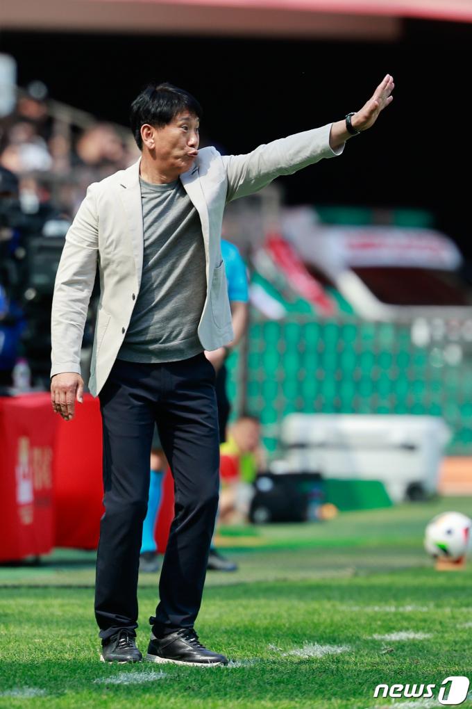 13일 오후 서울 마포구 월드컵경기장에서 열린 '프로축구 하나은행 K리그1 2024 7라운드' FC서울과 포항 스틸러스의 경기 전반전, 포항 박태하 감독이 작전지시를 하고 있다. 2024.4.13/뉴스1 ⓒ News1 안은나 기자