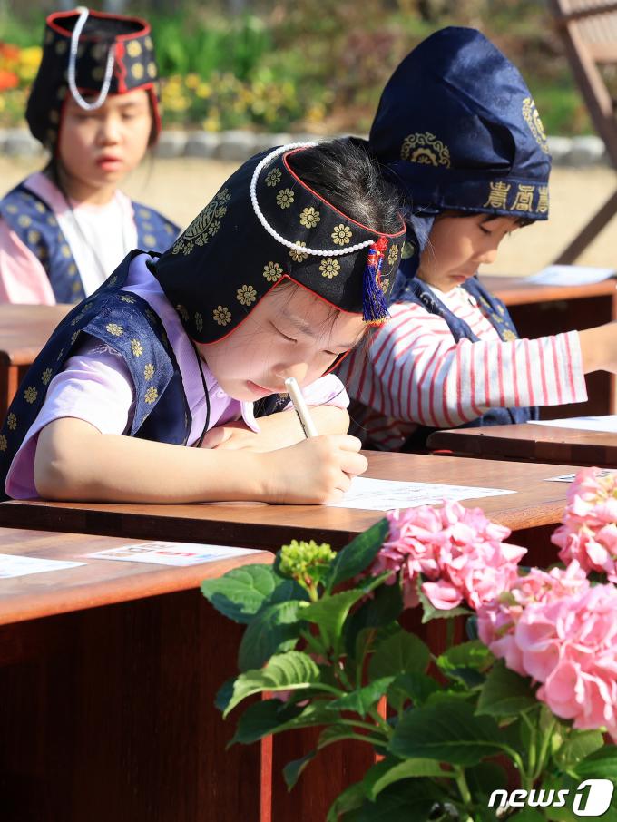 [사진] 진지한 글쓰기 경연대회