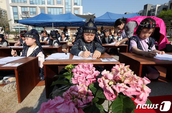 [사진] '실제 과거시험 치루듯 진지하게'