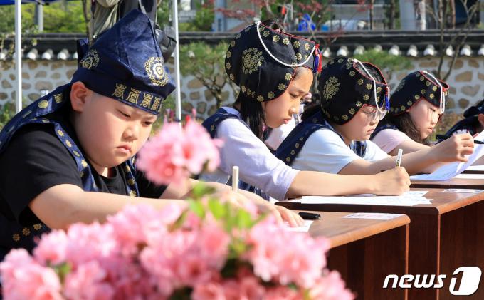 [사진] 진지한 글쓰기 경연대회