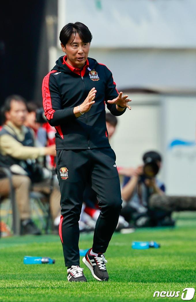 13일 오후 서울 마포구 월드컵경기장에서 열린 '프로축구 하나은행 K리그1 2024 7라운드' FC서울과 포항 스틸러스의 경기 전반전, 김기동 서울 감독이 작전지시를 하고 있다. 2024.4.13/뉴스1 ⓒ News1 안은나 기자