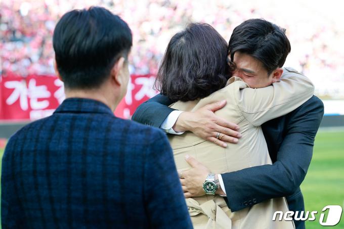 [사진] 어머니와 포옹하는 고요한