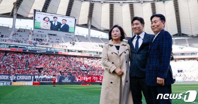 [사진] 고요한, 고생하신 부모님과 함께