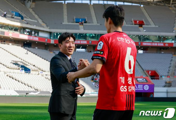 [사진] 기성용 축하 받는 고요한