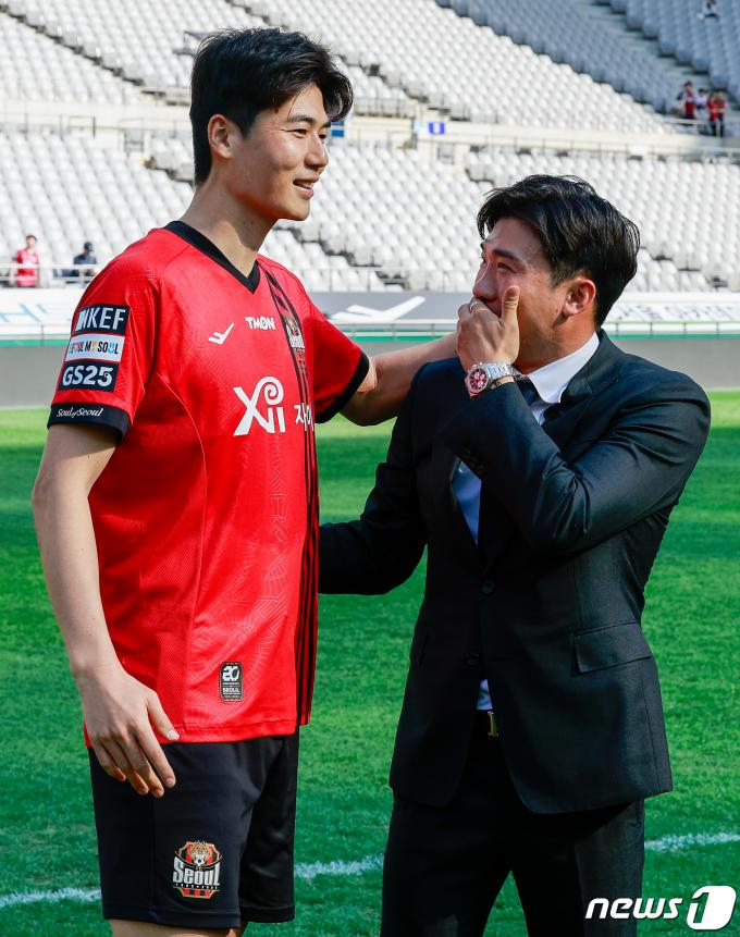 [사진] 기성용 축하 받는 고요한