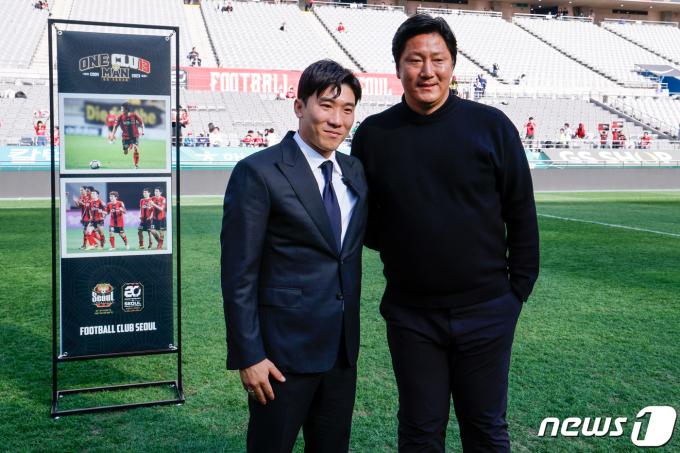 [사진] 김진규 축하 받는 고요한