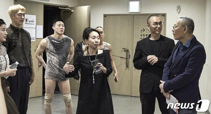 [사진] 유인촌 장관, 국립현대무용단 '정글' 출연진 격려