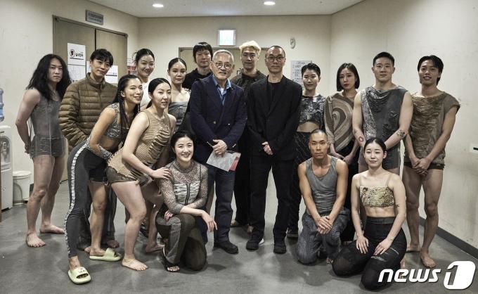 [사진] 유인촌 장관, 국립현대무용단 출연진과 기념 촬영