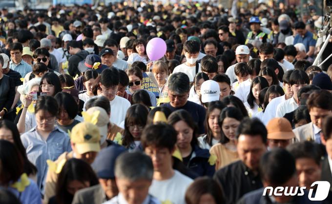 [사진] 세월호 참사 10주기, '추모의 묵념'