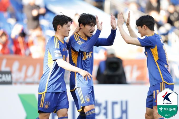 울산 이동경이 동료들과 기뻐하고 있다.(한국프로축구연맹 제공)
