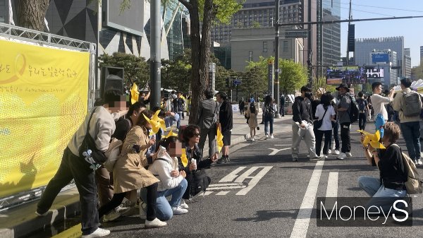 13일 서울 중구 서울시청 앞에서는 세월호 참사 10주기를 맞아 '4·16 기억문화제'가 열렸다. 사진은 기념사진을 남기는 시민들. /사진=최문혁 기자
