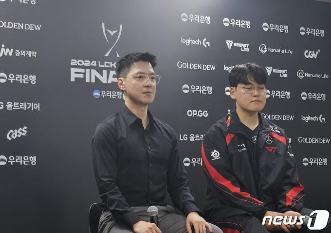 13일 서울 송파구 올림픽공원에 위치한 KSPO돔에서 열린 '2024 LCK 스프링 결승진출전' 직후 진행한 승자 인터뷰에서 '꼬마' 김정균 감독(왼쪽)과 '구마유시' 이민형 선수가 포즈를 취하는 모습 2024.4.13/뉴스1 ⓒ News1 박소은 기자