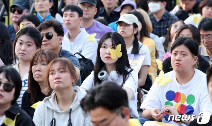 13일 서울 중구 서울시청 앞에서 세월호 참사 10주기 위원회와 4.16연대가 주최로 열린 세월호참사 10주기 '4.16기억문화제 in 서울'에서 시민들이 추모 영상을 바라보고 있다. 2024.4.13/뉴스1 ⓒ News1 김성진 기자