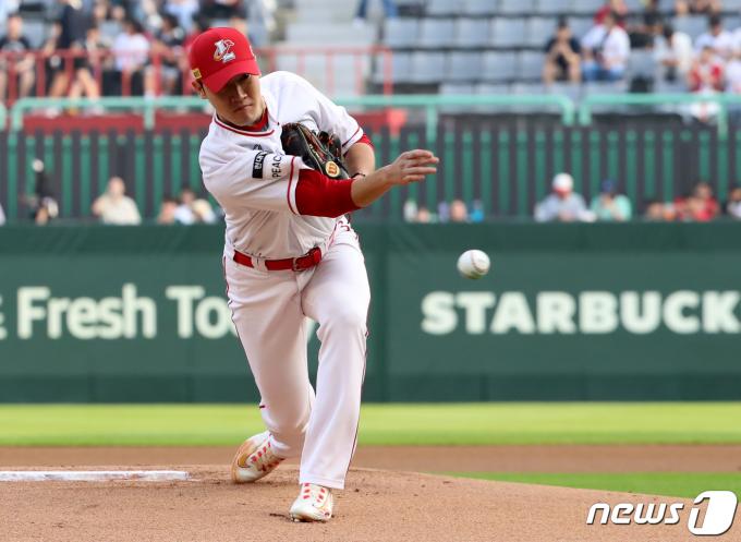 SSG 랜더스 투수 박종훈은 259일 만에 승리 투수가 됐다. 뉴스1 DB ⓒ News1 장수영 기자