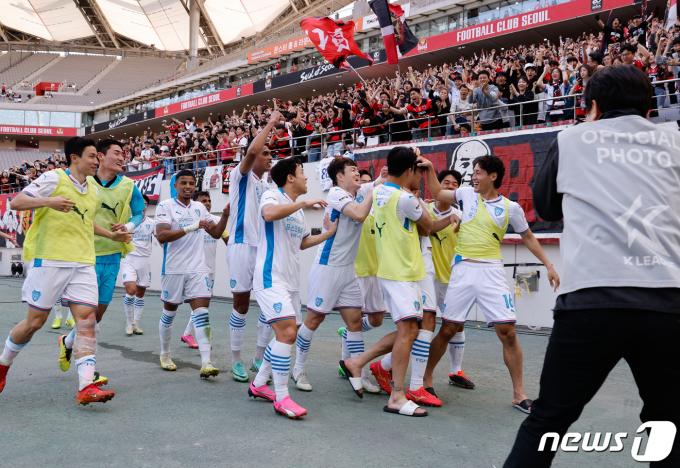 13일 오후 서울 마포구 월드컵경기장에서 열린 '프로축구 하나은행 K리그1 2024 7라운드' FC서울과 포항 스틸러스의 경기 후반전, 포항 박찬용이 팀의 세번째 골을 넣은 뒤 동료들 및 서포터즈와 기쁨을 나누고 있다. 2024.4.13/뉴스1 ⓒ News1 안은나 기자
