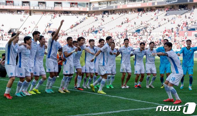 13일 오후 서울 마포구 월드컵경기장에서 열린 '프로축구 하나은행 K리그1 2024 7라운드' FC서울과 포항 스틸러스의 경기에서 4-2로 승리를 거둔 포항 선수들이 기뻐하고 있다. 2024.4.13/뉴스1 ⓒ News1 안은나 기자