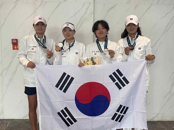 빌리진킹컵에서 2년 연속 플레이오프에 오른 여자테니스대표팀. 왼쪽부터 장수정, 박소현, 김다빈, 구연우. (대한테니스협회 제공)
