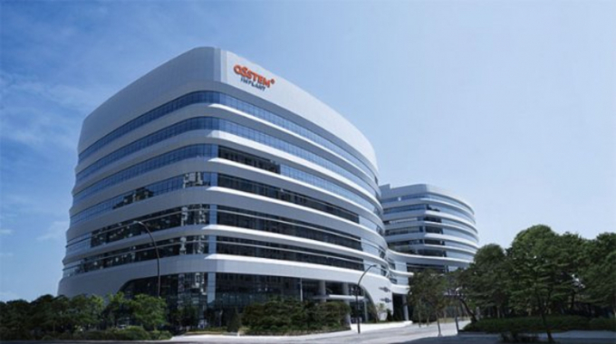 2020~2021년 15차례에 걸펴 회삿돈 2215억원을 횡령한 A씨가 대법원으로부터 징역 35년형을 선고받았다. /사진=오스템임플란트