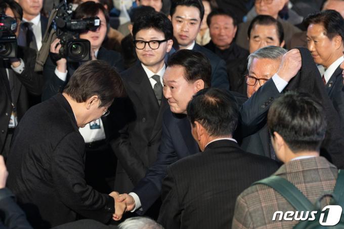 윤석열 대통령이 1일 서울 중구 유관순기념관에서 열린 제105주년 3·1절 기념식을 마친 후 퇴장하며 이재명 더불어민주당 대표와 악수를 나누고 있다. (대통령실 제공) 2024.3.1/뉴스1 ⓒ News1 오대일 기자
