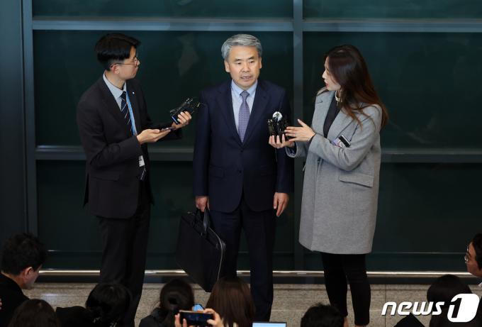 '해외 도피' 논란을 일으킨 이종섭 주 호주 대사가 21일 오전 인천국제공항 제1터미널을 통해 귀국한 후 취재진의 질문에 답하고 있다. 지난 10일 호주대사로 부임한 이 대사는 지난해 국방부 장관 재직 시절 해병대 채모 상병 사망사건 조사에 외압을 행사했단 의혹을 받고 정치권으로부터 '도피성 출국'이라는 비판을 받아 왔다. (공동취재) 2024.3.21/뉴스1 ⓒ News1 신웅수 기자
