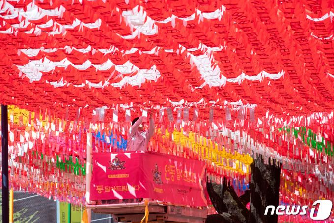 [사진] 연등 다는 조계사 직원