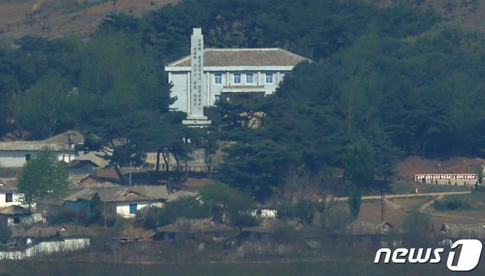 [사진] 고요한 김일성 사적관