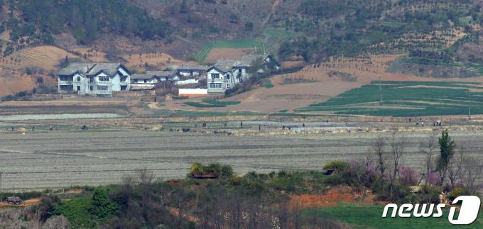 [사진] 태양절 앞두고 농사 짓는 북한 주민들