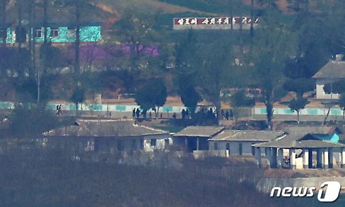 [사진] 옹기종기 모여 있는 북한 주민들