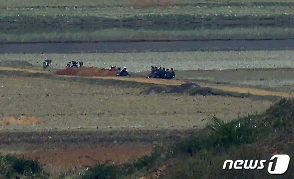 [사진] 옹기종기 모여 앉은 북한 주민들