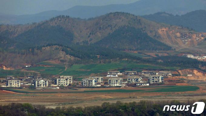 [사진] 태양절 하루 앞둔 북한