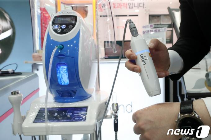 [사진] 초음파를 활용한 리프팅 기기