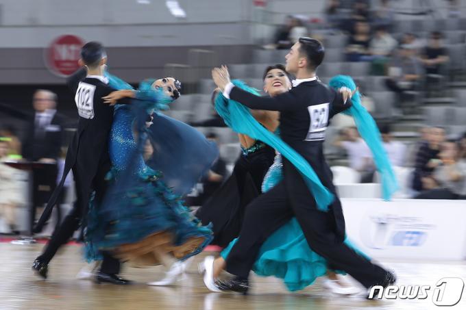 [사진] 하나된 댄스스포츠 커플